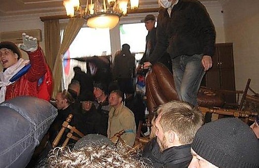 У Луганську вирішили  протидіяти сепаратизму. "Губернатора"  СБУ повезла до  палати, але стриптизерка Антимайдану втекла