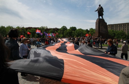 День Перемоги на площі Свободи: "георгіївська стрічка" в колі силовиків