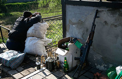 Терористи вбили українського силовика біля Слов'янська. Ще троє поранені (ВІДЕО перестрілки)