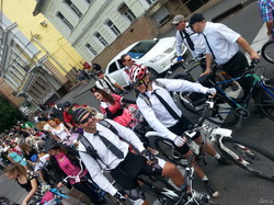 Велосипедистки в сукнях в горошину полонили центр Харкова