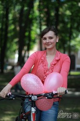 Велосипедистки в сукнях в горошину полонили центр Харкова
