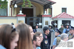 Віче у Харкові: заклики до люстрації та співи під консульством Росії