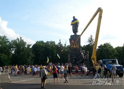 Шевченка одягнули в український прапор