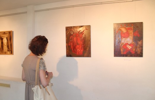 «Вихід»: в муніципальній галереї відкрилась спільна виставка трьох художниць