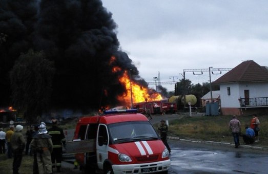 Масштабна пожежа на залізниці: товарняк з нафтопродуктами зійшов з рейок (ФОТО)