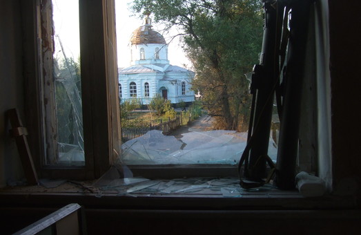 Знищували навіть церкви. Фото села під Луганськом після обстрілів