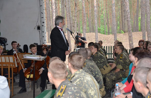 Харківський оркестр грав  музику Штрауса на навчальному  полігоні рятувальників