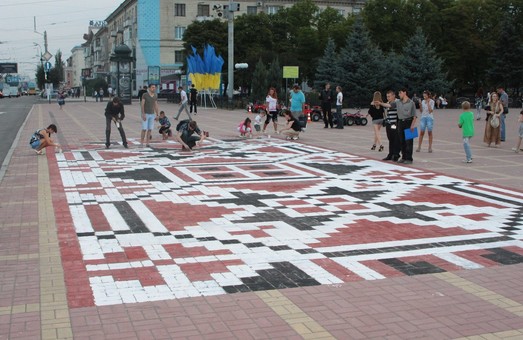 Майдан Свободи в Харкові перетворять на вишиванку