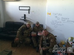 Військовим в Донецький аеропорт доставили торти і гуманітарну допомогу