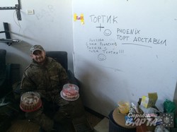 Військовим в Донецький аеропорт доставили торти і гуманітарну допомогу