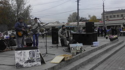 Біля пам‘ятника совєтському солдату пройшов благодійний концерт
