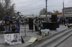 Біля пам‘ятника совєтському солдату пройшов благодійний концерт