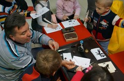 «Таємниці казкових речей» або як писати гусячим пером та видобувати вогонь. Майстер-клас для дітей в книгарні «Читаріум» (фото)