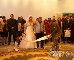 У Дніпропетровську зіграв весілля десантник, який отримав 75% опіків тіла в зоні АТО (ФОТО)