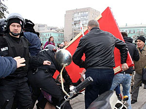 У Дніпропетровську побилися "праві" і ліві" (фото)