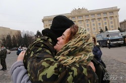 На площі Свободи харків'яни зустріли 22-й батальйон, який повернувся із зони АТО (фото)