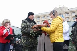 На площі Свободи харків'яни зустріли 22-й батальйон, який повернувся із зони АТО (фото)
