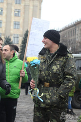 Жовто-блакитні букети та концерт. Як Харків зустрічав 22 батальйон територіальної оборони