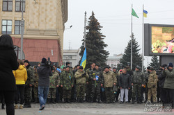 Жовто-блакитні букети та концерт. Як Харків зустрічав 22 батальйон територіальної оборони