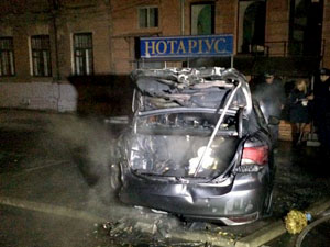 У Дніпропетровську вибухнув і згорів автомобіль (ФОТО)