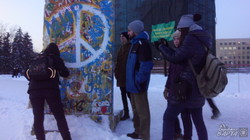 На площі Свободи виставили копію фрагменту Берлінської стіни (фото)