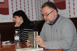 В книгарні «Є» презентували свої нові книги Ольга Деркачова та Володимир Єшкілєв (фото)