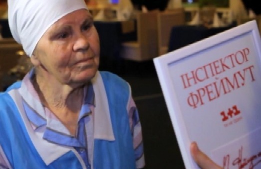 Ольга Фреймут зробила презент бабусі, яка працює в студентській їдальні у Харкові (відео)