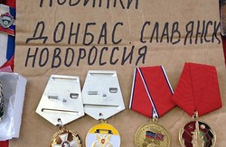 У Москві на ринку торгують «орденами Новоросії» з орденською книжкою за 395 рублів