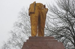 На Харківщині продовжують падати монументи Леніну