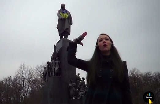 Дівчина показала, як можна заспівати Гімн України мовою жестів (відео)