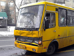 У центрі Донецька чергове зіткнення пасажирського транспорту з військовою технікою (фото)