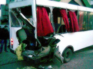 Вантажівка донецьких бойовиків протаранила пасажирську маршрутку (фото)