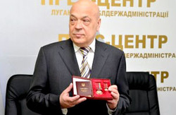 Москаль нагородив медалями героїчних медиків Луганщини