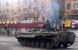 Російські найманці штурмують військову комендатуру в центрі Макіївки (відео)