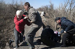 Жителі Станиці  Луганської долають зруйнований міст по мотузках (фото)