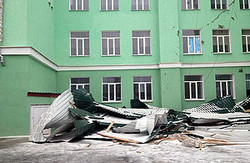 Луганська школа залишилася без даху (фото)
