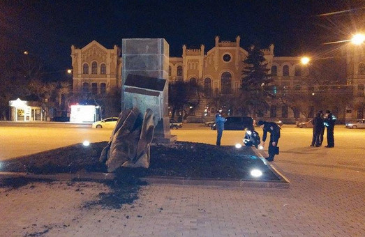 У Харкові за ніч знесли три пам'ятники (відео)