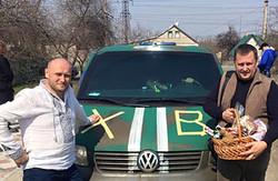 Дніпропетровські чиновники подарували «Правому сектору» броньований автомобіль (фото)