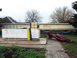 «Ленінопад» дістався до Станиці Луганської (фото)