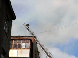 Пожежа в центрі Харкова: горить дах будинку на Мироносицькій (фото, стрим)