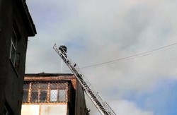Пожежа в центрі Харкова: горить дах будинку на Мироносицькій (фото, стрим)