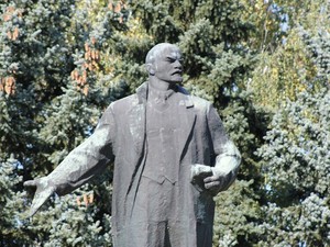 У Харкові знесли монументи комуністичного режиму (відео)