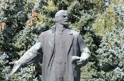 У Харкові знесли монументи комуністичного режиму (відео)