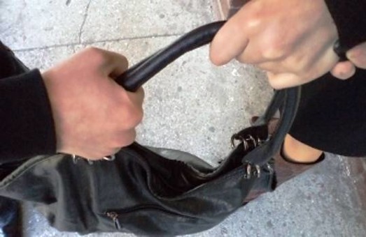 У Харкові у жінки вирвали з рук сумку з грошима і документами