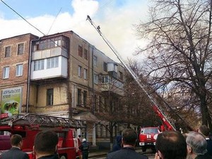 На Мироносицькій лагодять дах будинку, зруйнований пожежею