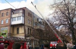 На Мироносицькій лагодять дах будинку, зруйнований пожежею