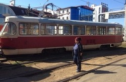 Біля станції метро «Київська» зійшов з рейок трамвай (фото)