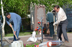 Волонтери в Харкові навели лад біля пам'ятника загиблим в'язням Холодногірського концтабору (фото)