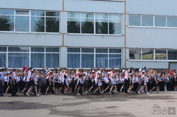 Одинадцятикласники попрощалися зі школою (фото)