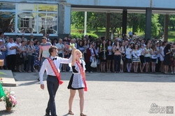 Останній дзвоник з українським гімном та совєтською шкільною формою (фото)